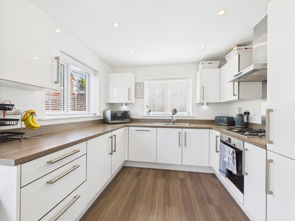 3 bed detached house for sale in Rushy Field, Faygate - Property Image 3