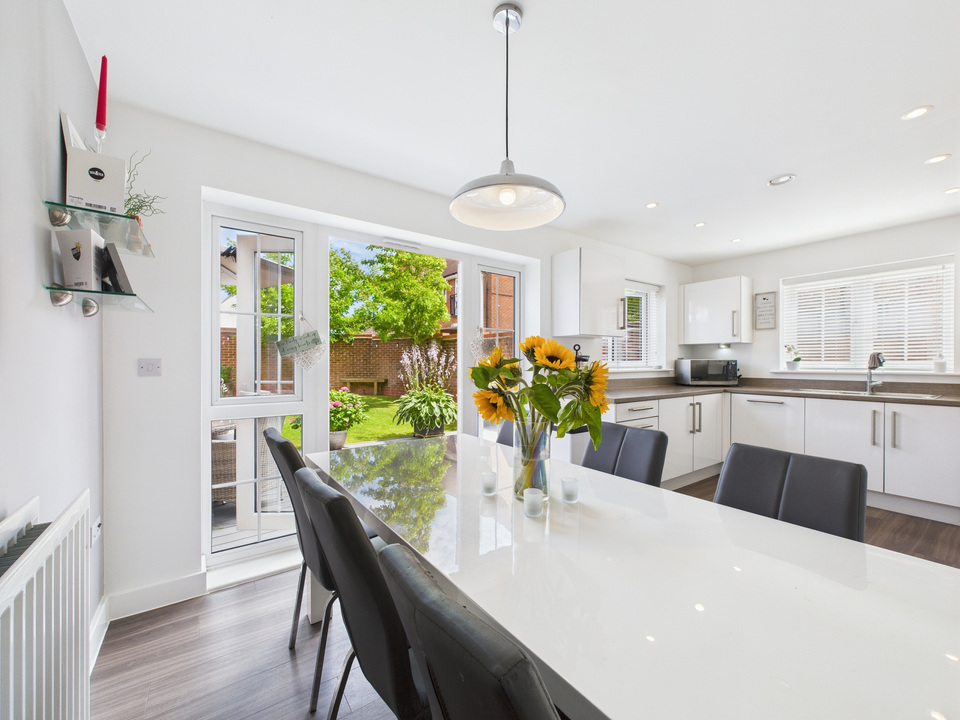 3 bed detached house for sale in Rushy Field, Faygate - Property Image 8