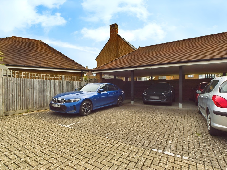 2 bed apartment for sale in Lodge House, Millpond Lane, Faygate  - Property Image 8