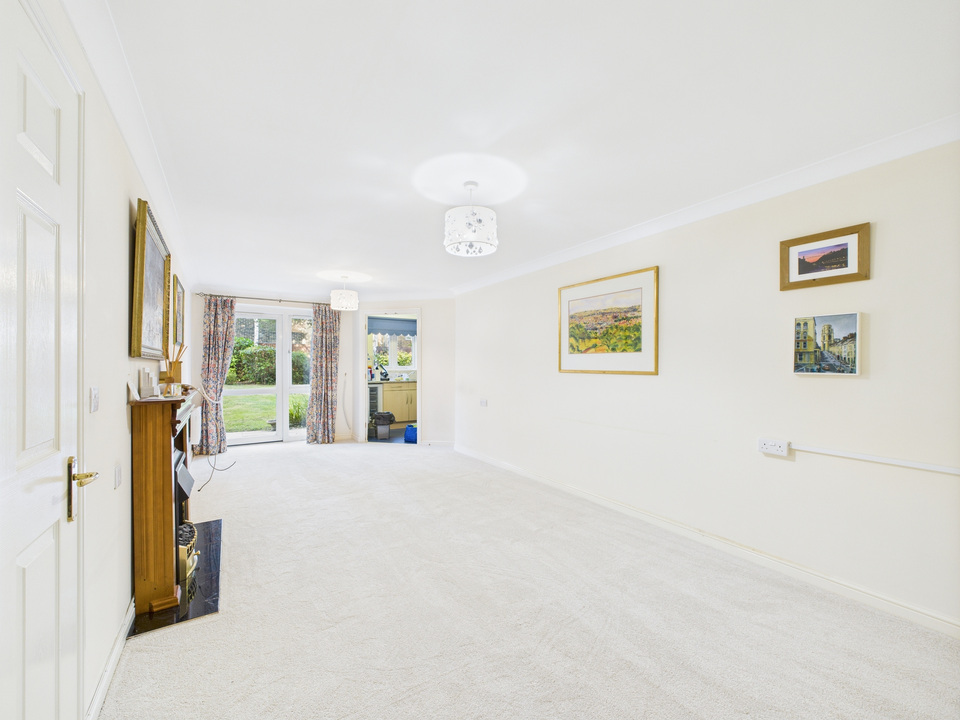 2 bed apartment for sale in Kings Road, Horsham - Property Image 1