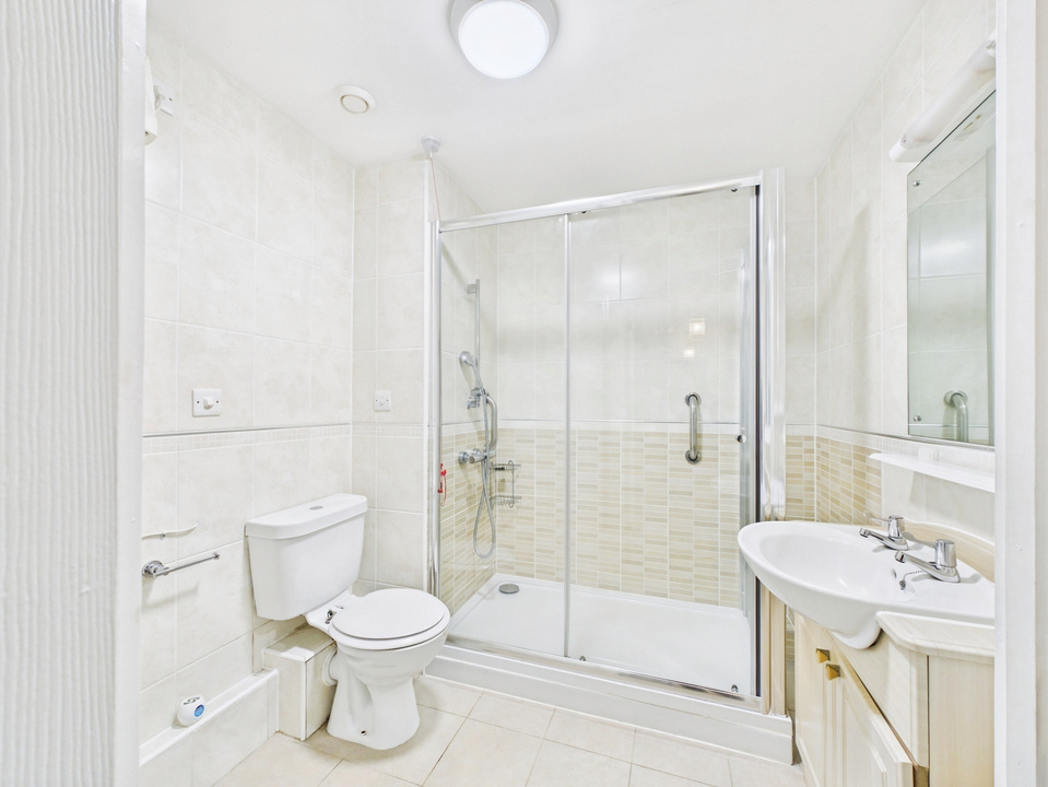 2 bed apartment for sale in Kings Road, Horsham  - Property Image 6