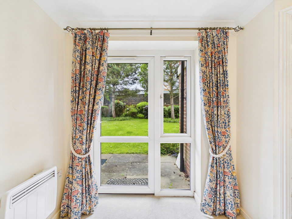 2 bed apartment for sale in Kings Road, Horsham  - Property Image 11