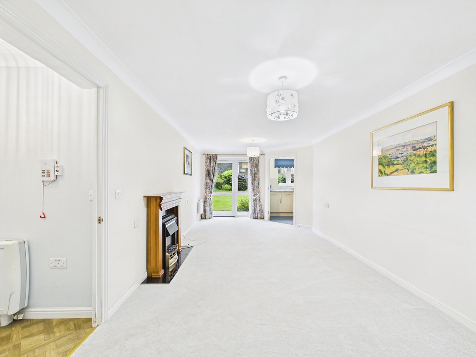 2 bed apartment for sale in Kings Road, Horsham  - Property Image 2