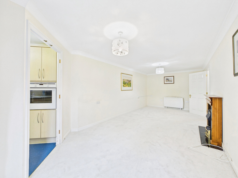 2 bed apartment for sale in Kings Road, Horsham  - Property Image 4