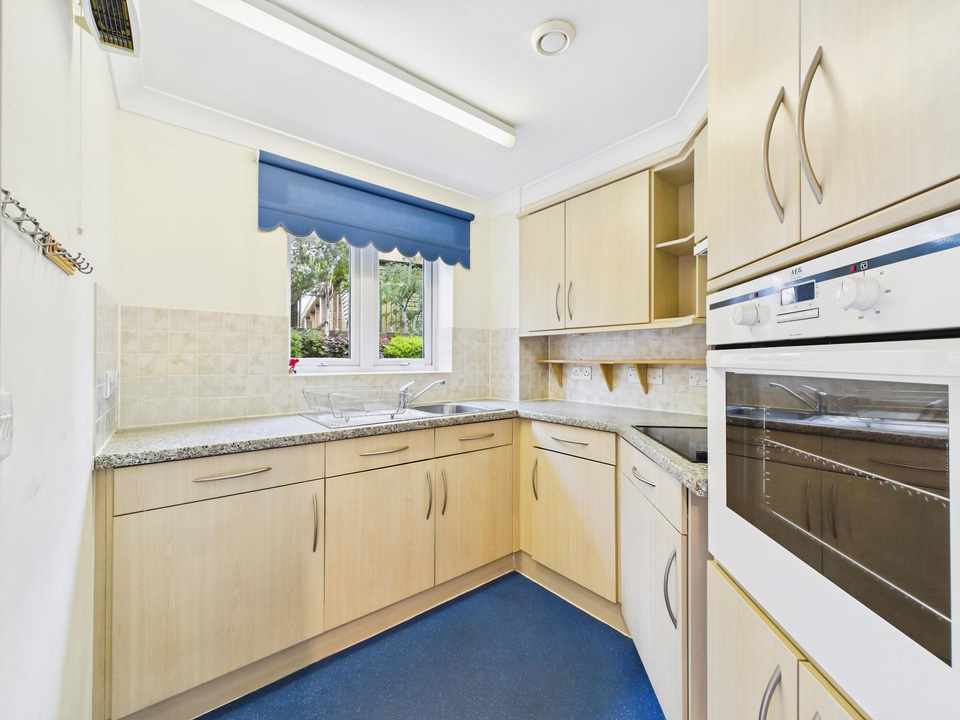 2 bed apartment for sale in Kings Road, Horsham  - Property Image 3
