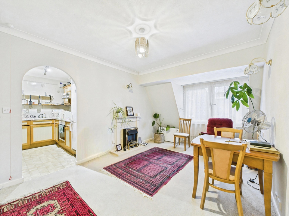 2 bed apartment for sale in Homestream House, Horsham - Property Image 2