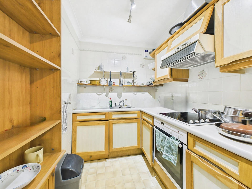 2 bed apartment for sale in Homestream House, Horsham - Property Image 3