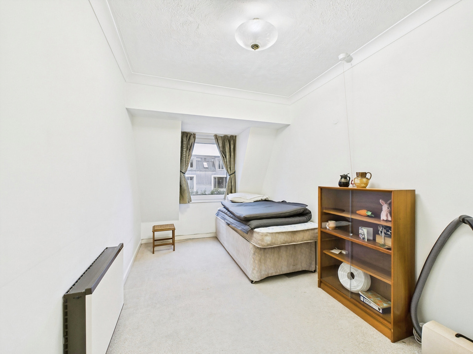 2 bed apartment for sale in Homestream House, Horsham - Property Image 5