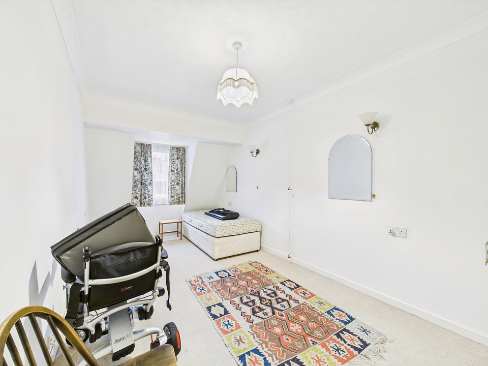 2 bed apartment for sale in Homestream House, Horsham - Property Image 6