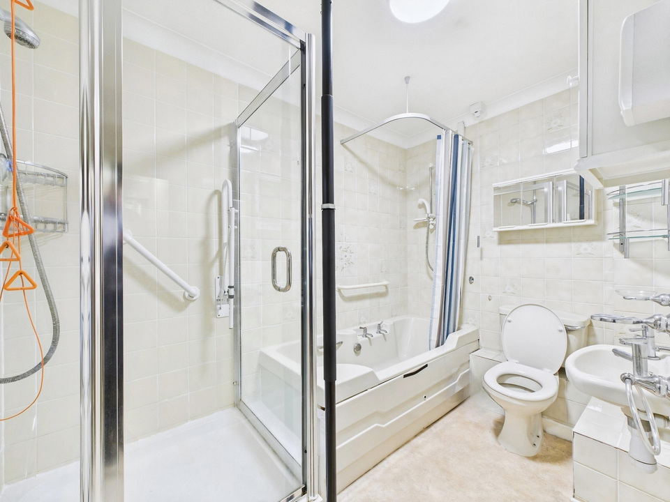 2 bed apartment for sale in Homestream House, Horsham - Property Image 7