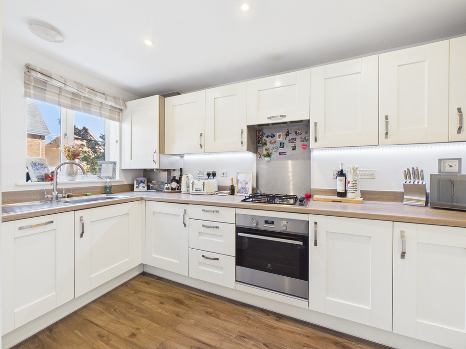 2 bed terraced house for sale in High Beeches, Faygate  - Property Image 2