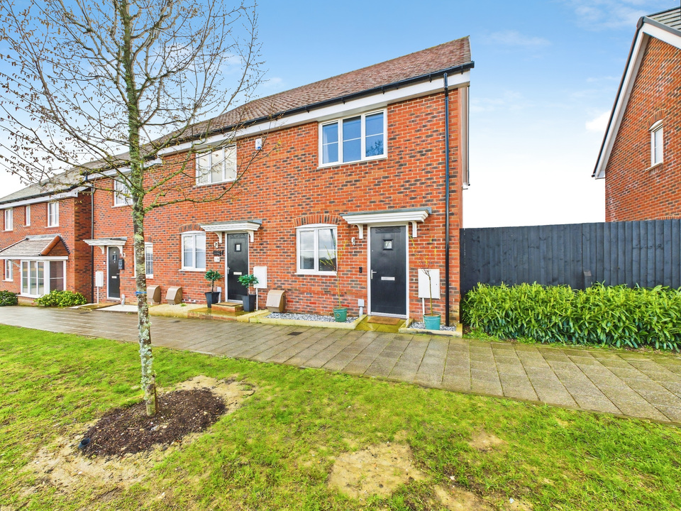 2 bed end of terrace house for sale in Somerset Road, Faygate, Horsham, West Sussex - Property Image 1