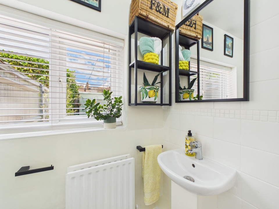 3 bed semi-detached house for sale in Barrington Road, Horsham, West Sussex - Property Image 19