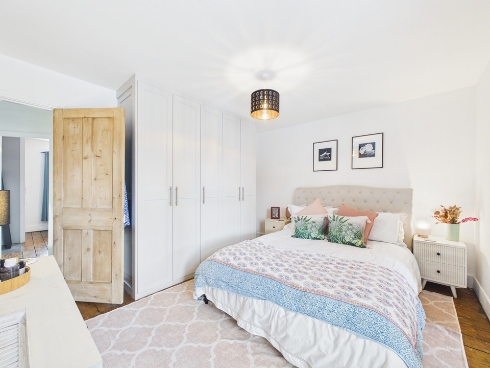 3 bed semi-detached house for sale in Barrington Road, Horsham, West Sussex - Property Image 16