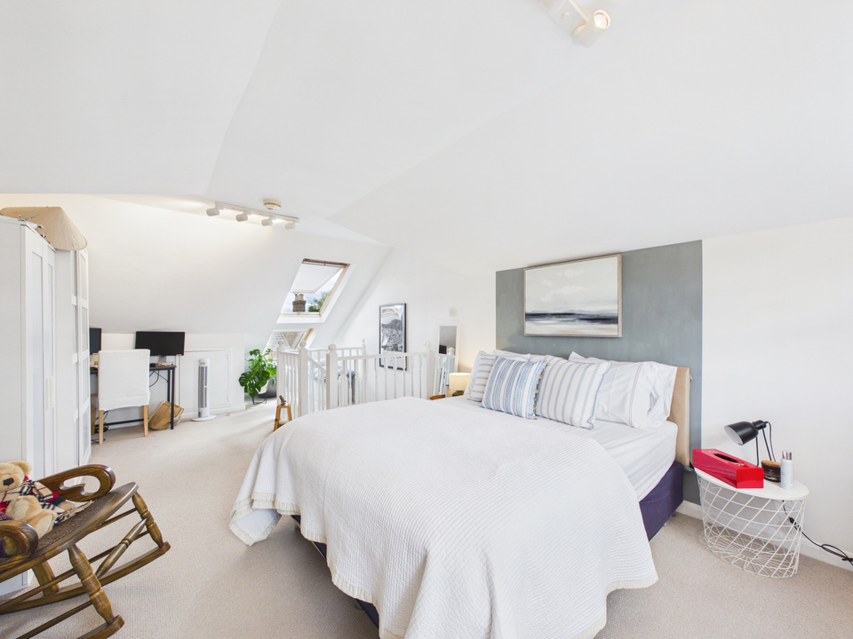3 bed semi-detached house for sale in Barrington Road, Horsham, West Sussex - Property Image 7