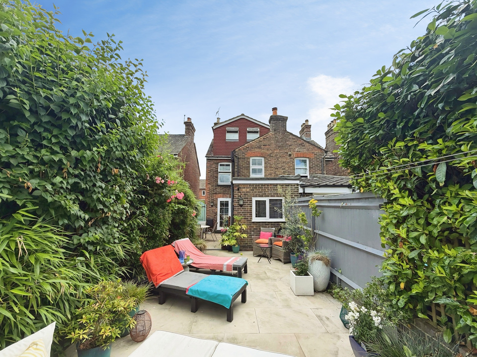 3 bed semi-detached house for sale in Barrington Road, Horsham, West Sussex - Property Image 10