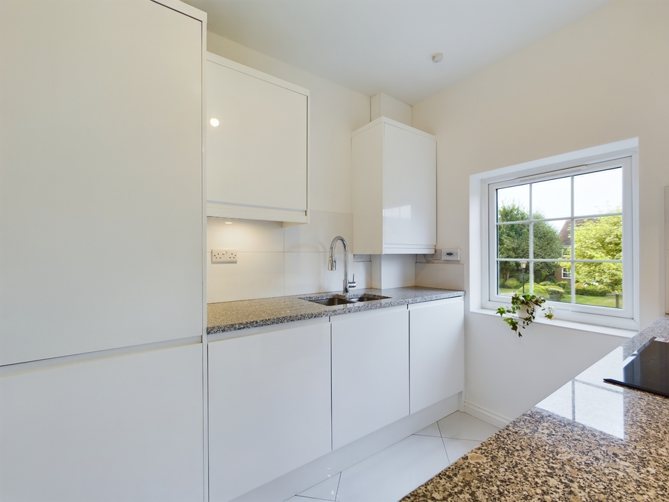 2 bed maisonette for sale in Hills Place, Horsham  - Property Image 3
