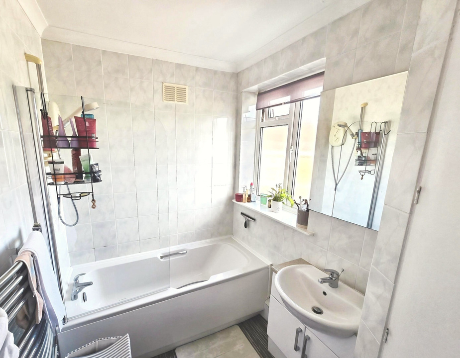 3 bed semi-detached house for sale in Greenway, Horsham  - Property Image 7
