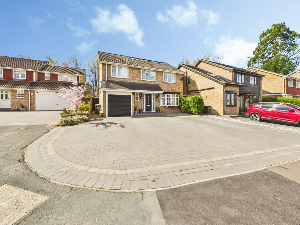 5 bed detached house for sale in St. Hughs Close, Crawley, West Sussex  - Property Image 11