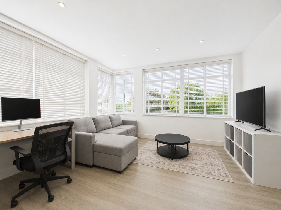 1 bed apartment for sale in Holmes Park, North Street, Horsham, RH12 1FA  - Property Image 2