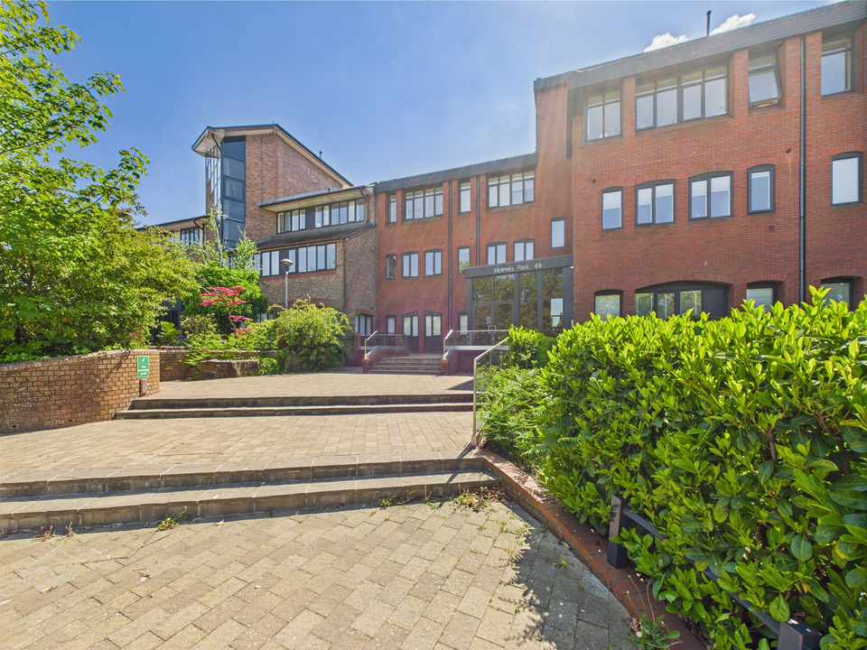 1 bed apartment for sale in Holmes Park, North Street, Horsham, RH12 1FA - Property Image 1