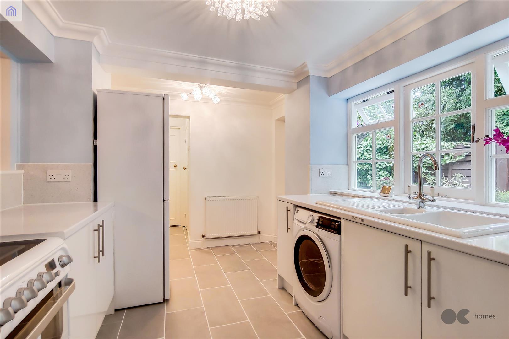 2 bed flat to rent in Hare Hall Lane, GIDEA PARK RM2  - Property Image 7