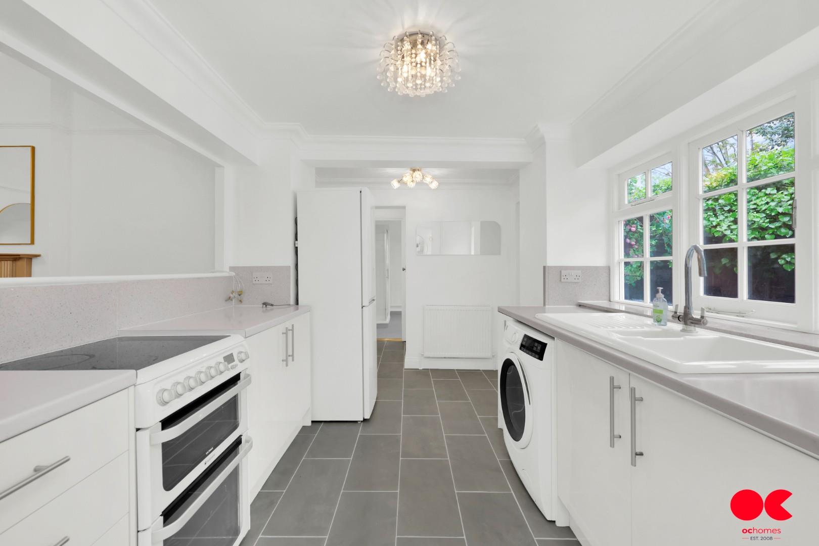 2 bed flat to rent in Hare Hall Lane, GIDEA PARK RM2  - Property Image 3