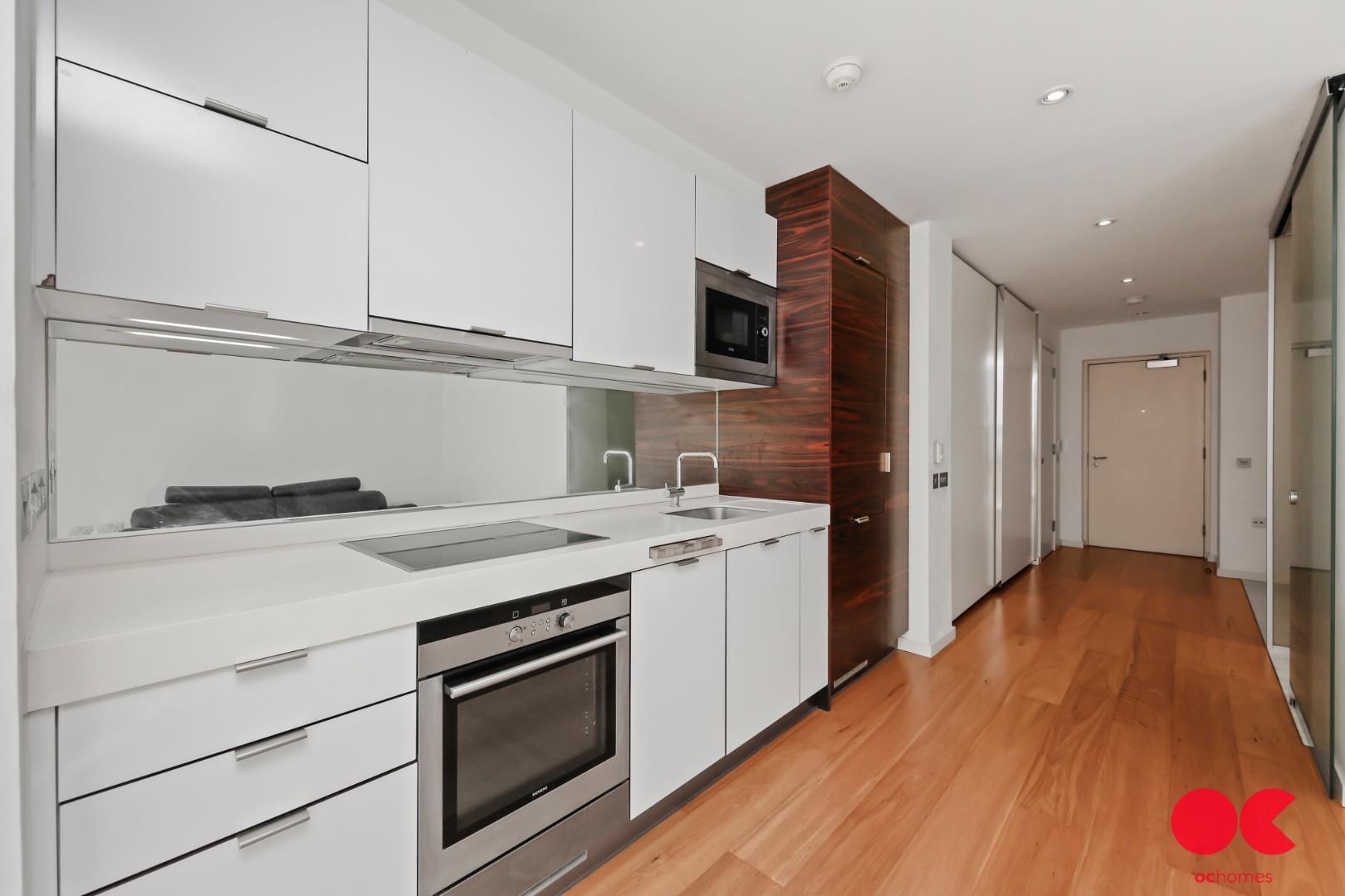 Studio flat to rent in Fairmont Avenue, Canary Wharf, London  - Property Image 2