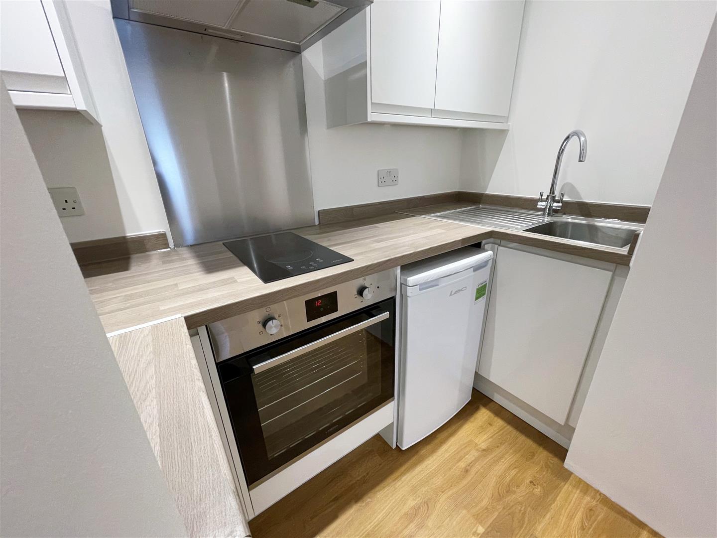 Studio flat to rent in Balgores Lane, Romford