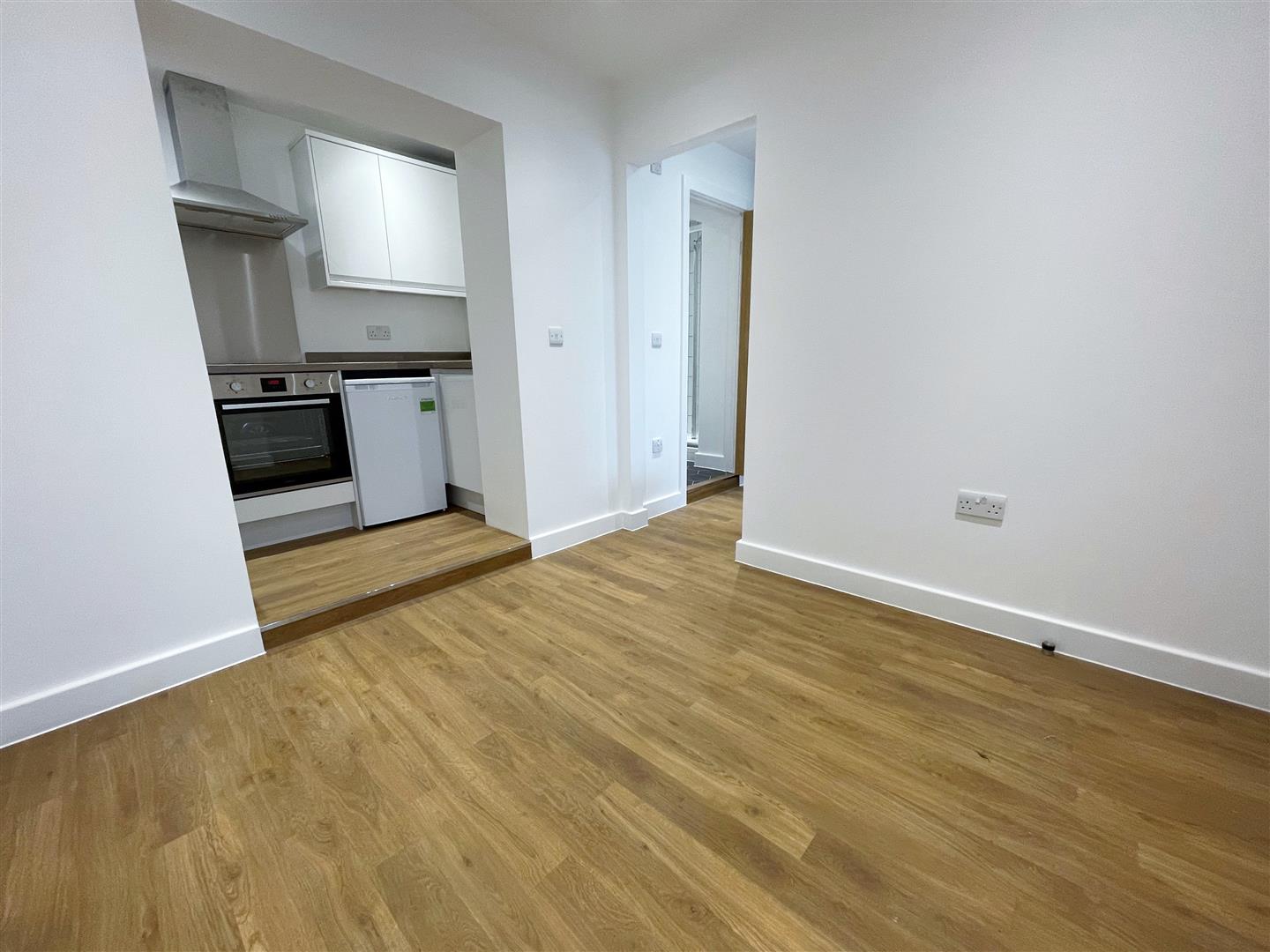Studio flat to rent in Balgores Lane, Romford  - Property Image 4