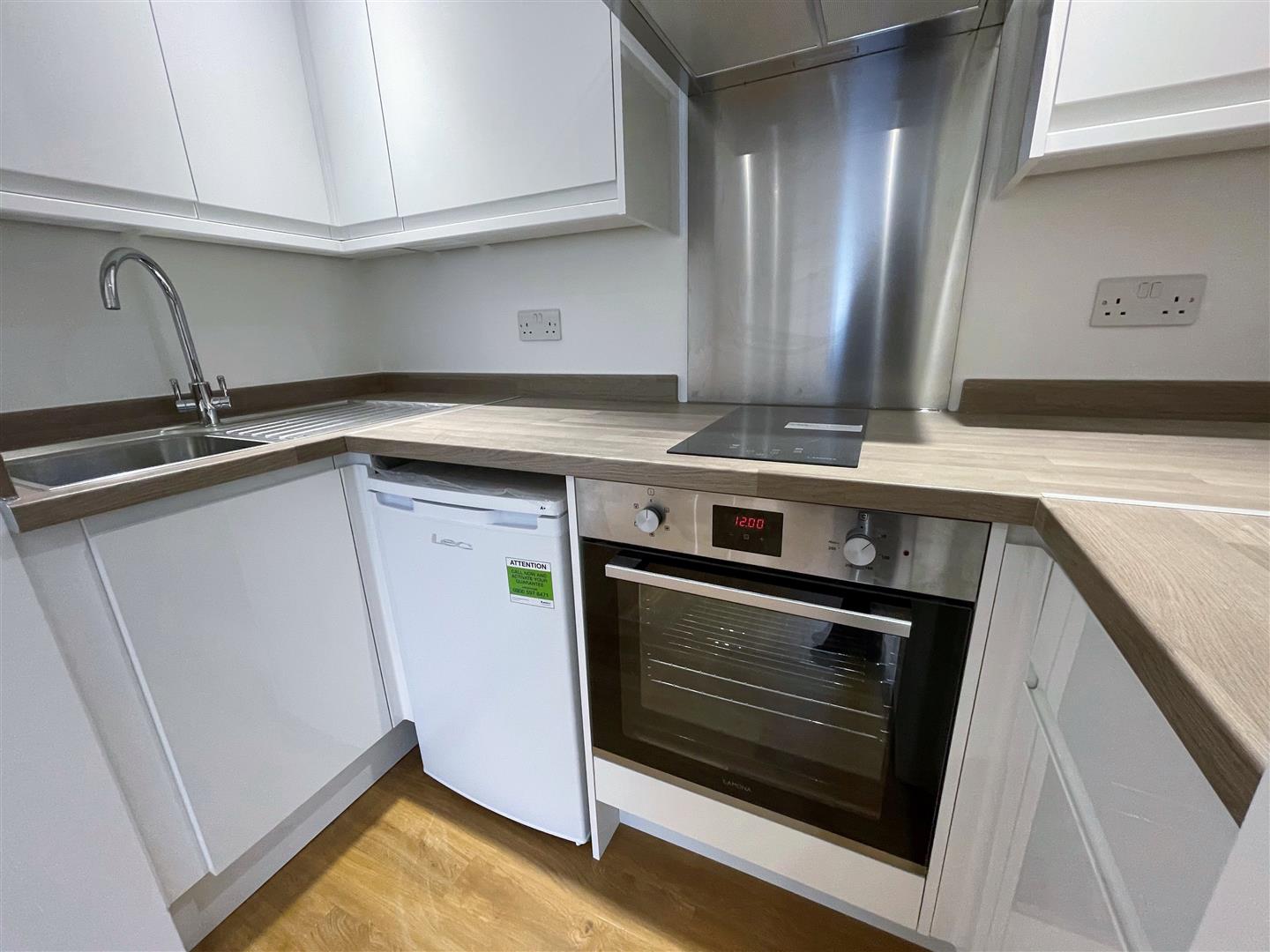 Studio flat to rent in Balgores Lane, Romford  - Property Image 4