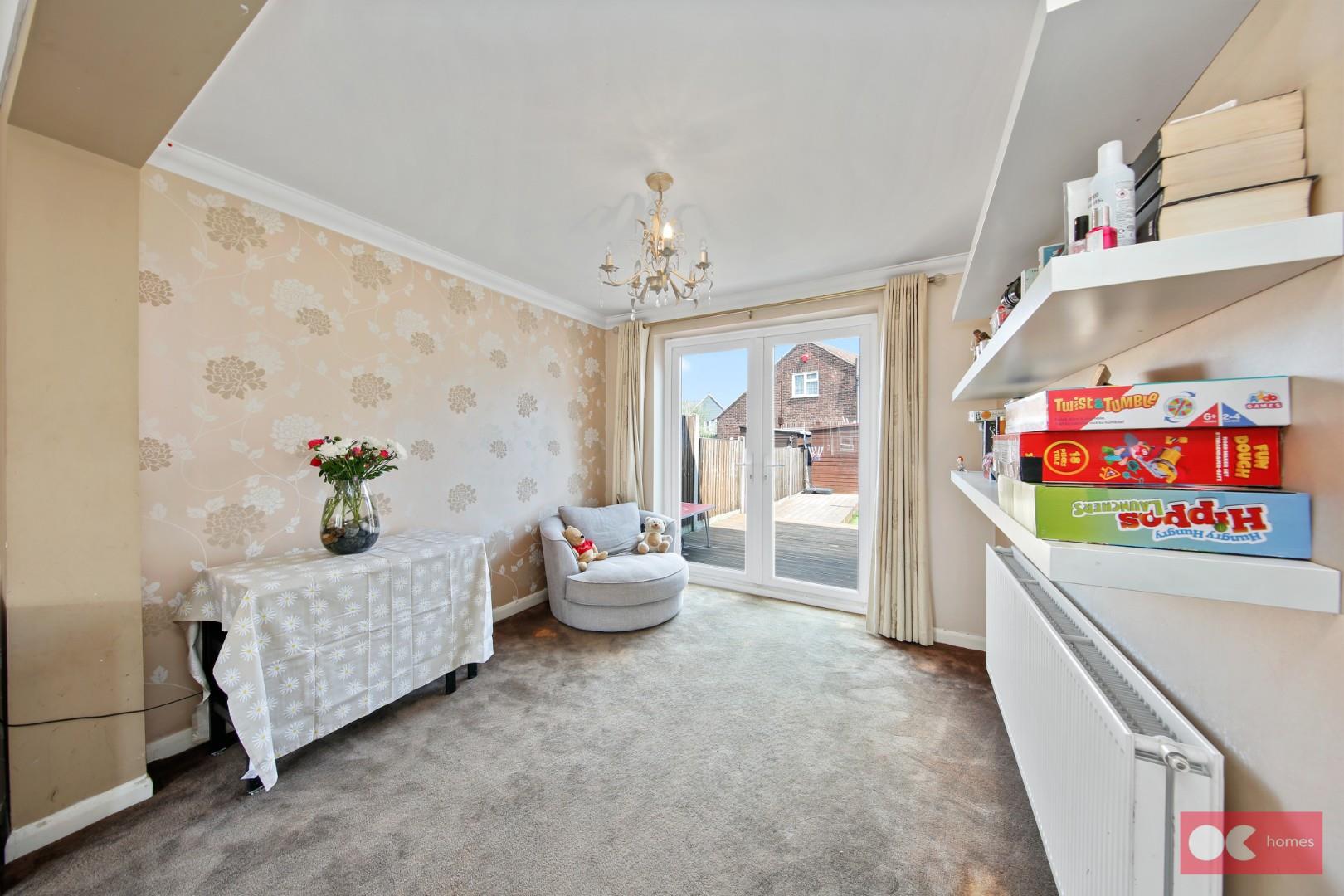 3 bed terraced house for sale in Woodside Close, Rainham  - Property Image 4
