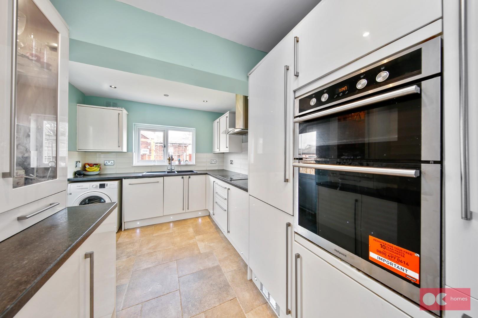 3 bed terraced house for sale in Woodside Close, Rainham  - Property Image 3