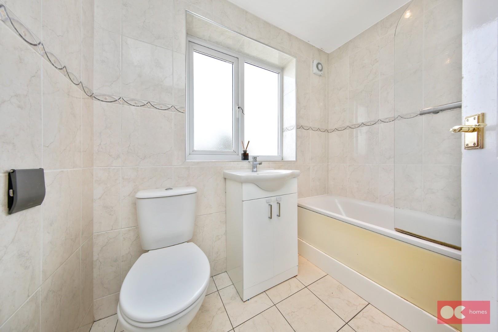 3 bed terraced house for sale in Woodside Close, Rainham  - Property Image 8