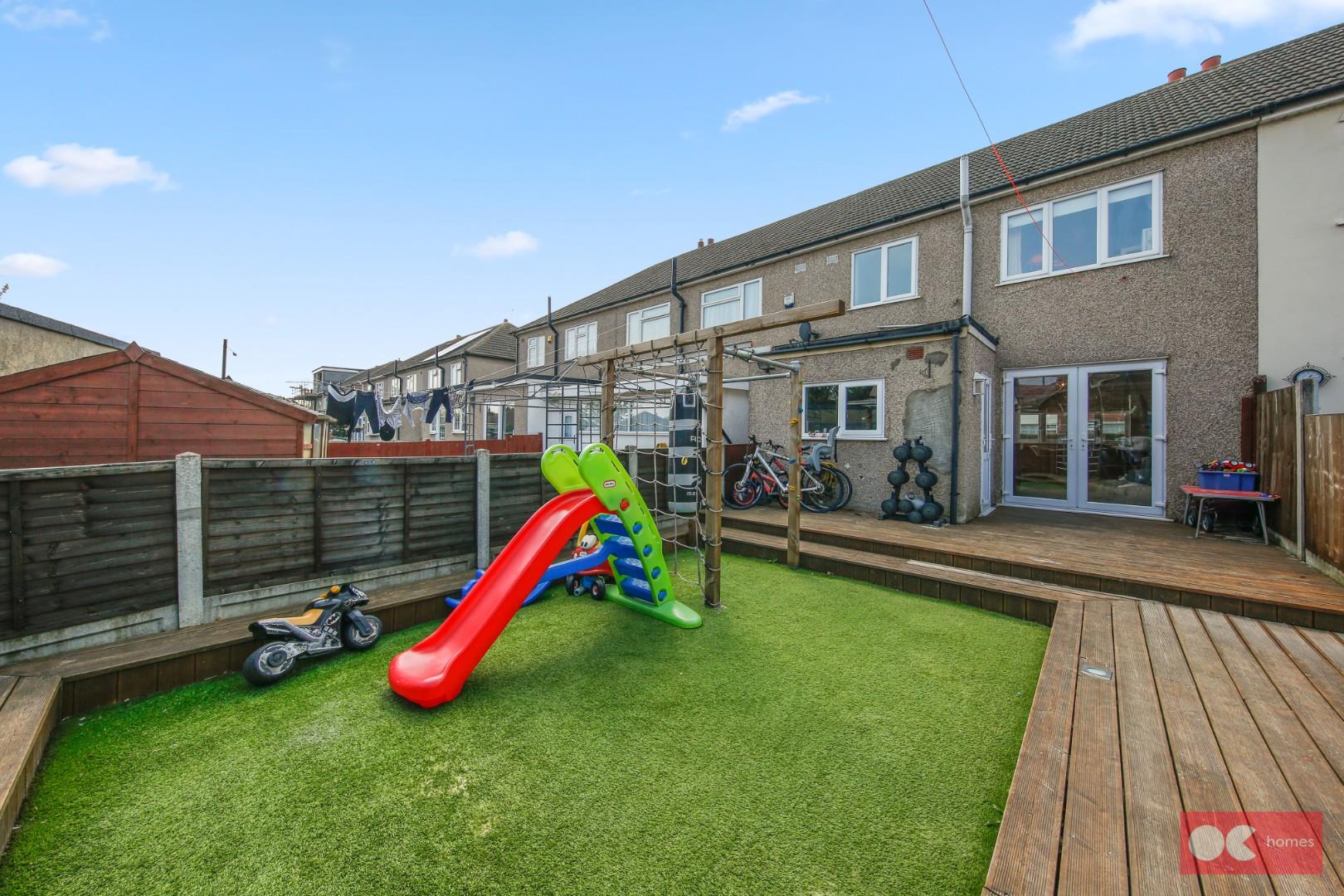 3 bed terraced house for sale in Woodside Close, Rainham  - Property Image 9