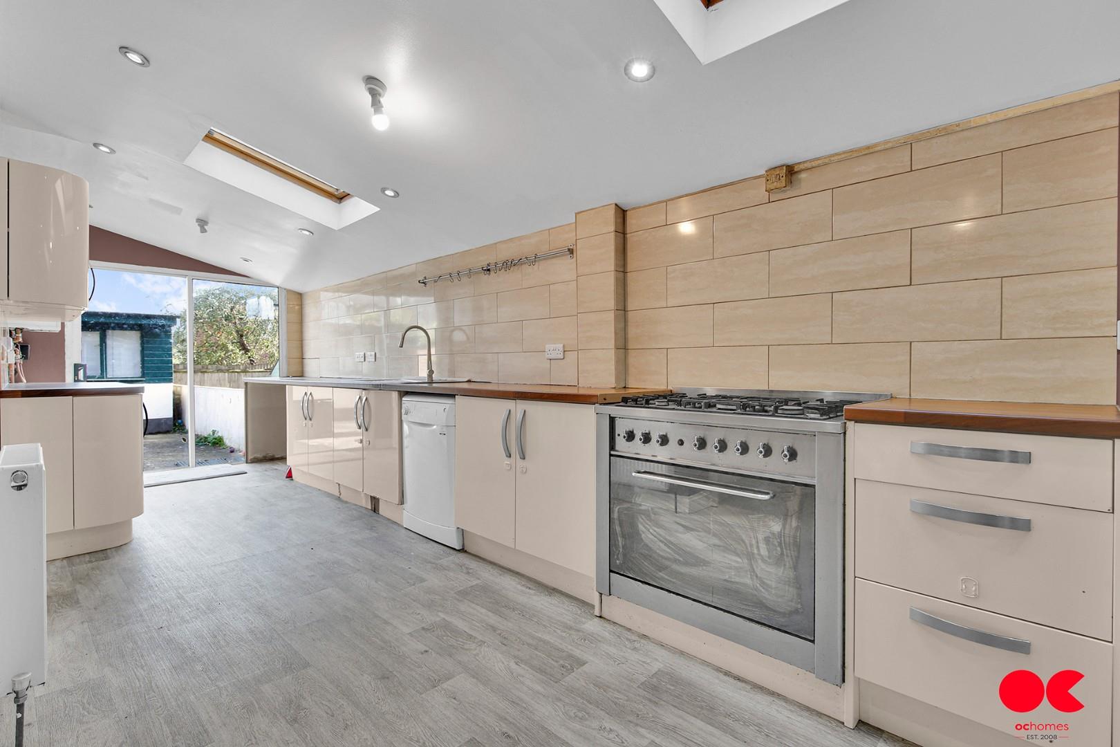 3 bed end of terrace house for sale in Chesterfield Road, Leyton  - Property Image 2