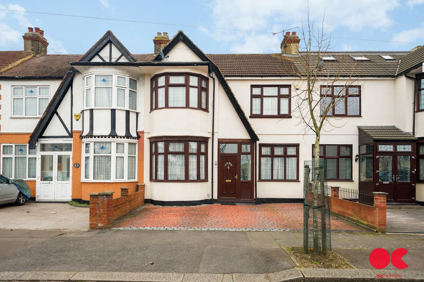 4 bed terraced house for sale in Widecombe Gardens, Redbridge - Property Image 1