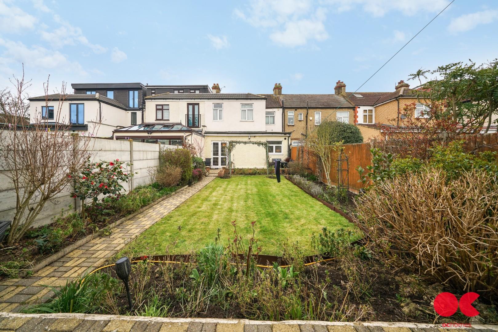 4 bed terraced house for sale in Widecombe Gardens, Redbridge  - Property Image 2