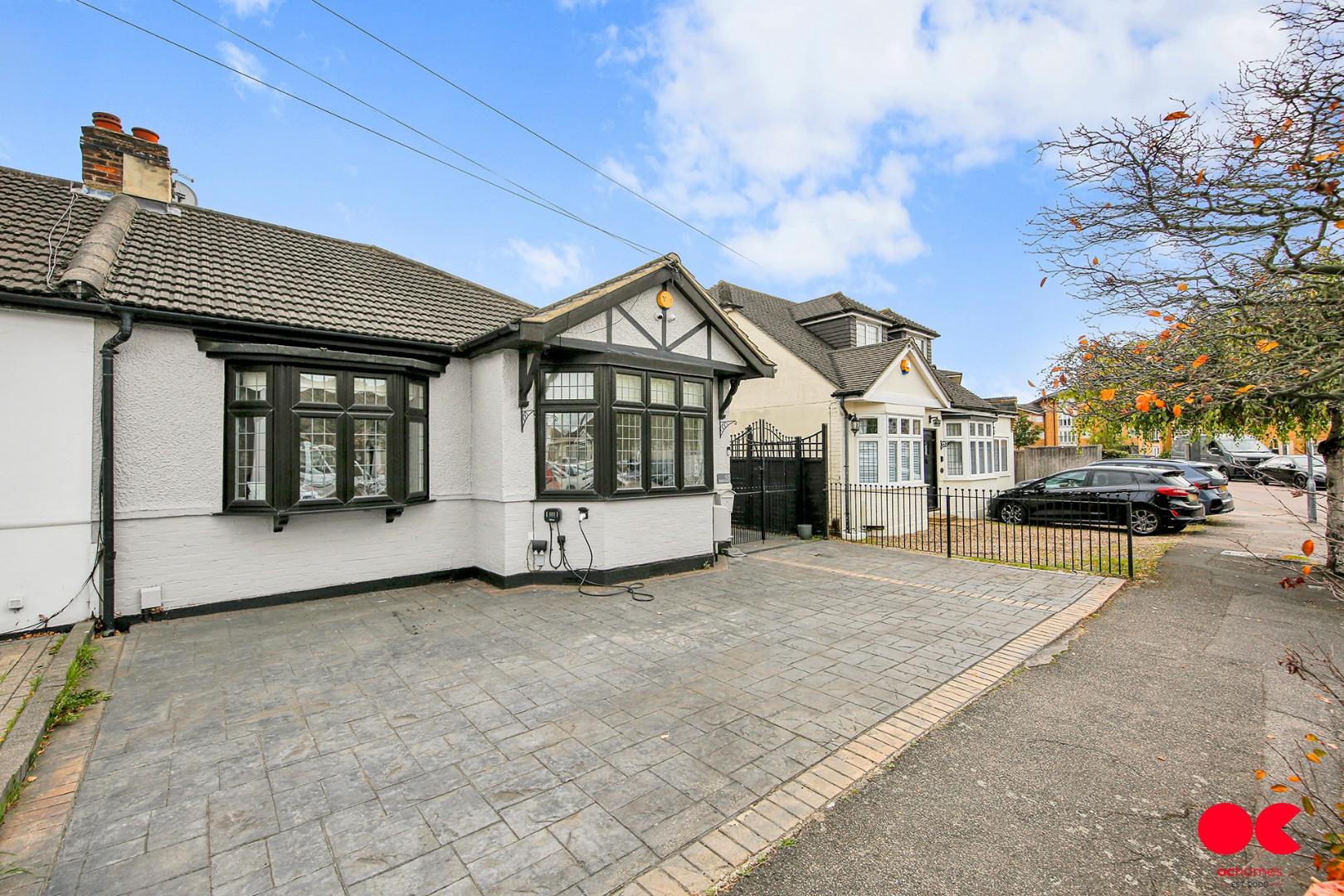 3 bed semi-detached bungalow for sale in Stafford Avenue, Hornchurch - Property Image 1