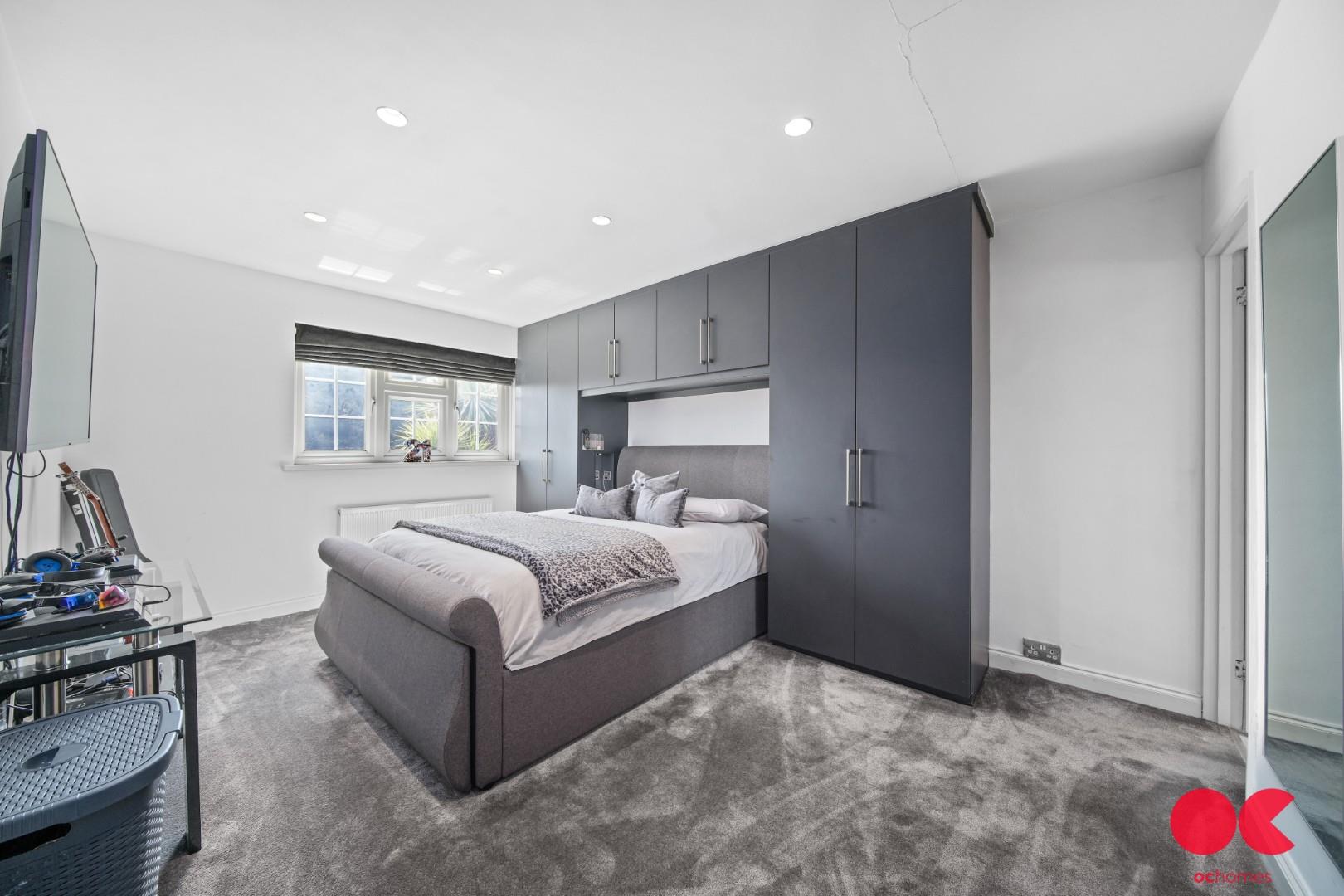 5 bed detached house for sale in Herbert Road, Emerson Park  - Property Image 10