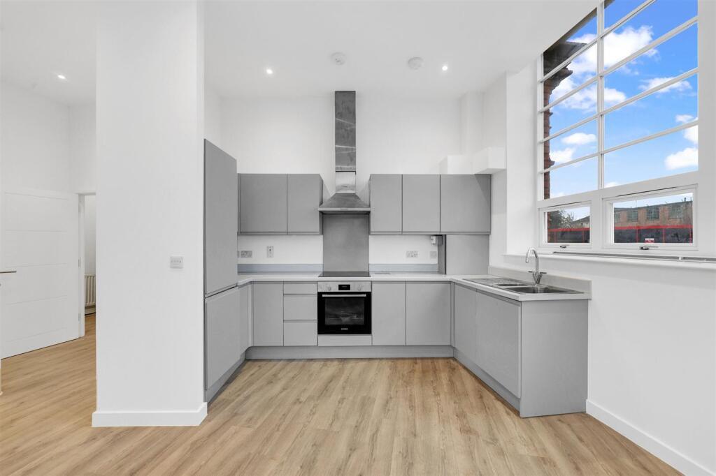 2 bed flat to rent in Spring Gardens, Romford  - Property Image 8