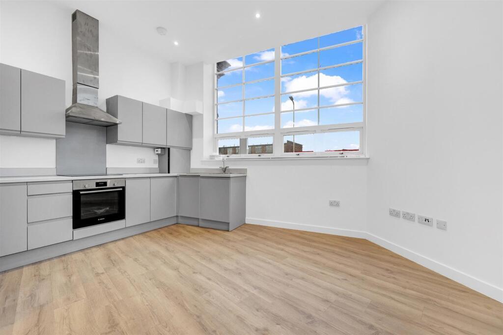2 bed flat to rent in Spring Gardens, Romford  - Property Image 7
