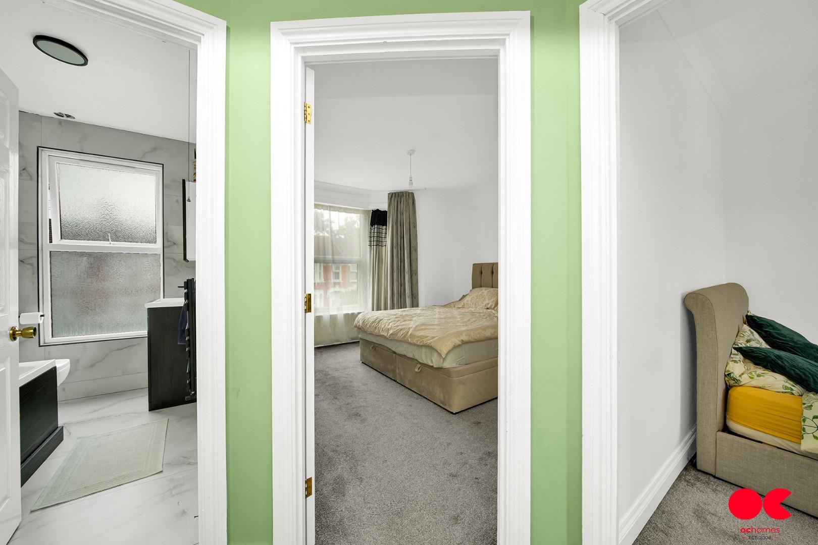 3 bed terraced house for sale in Windsor Road, Ilford  - Property Image 17