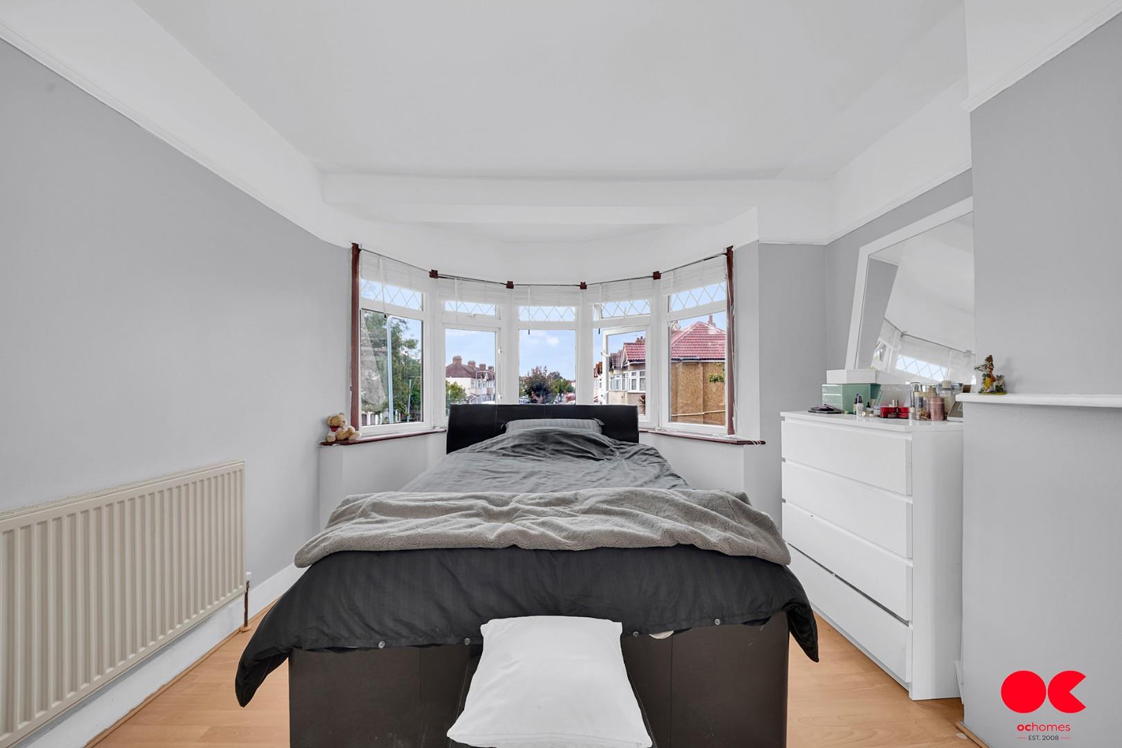 3 bed terraced house for sale in Tylehurst Gardens, Ilford  - Property Image 16