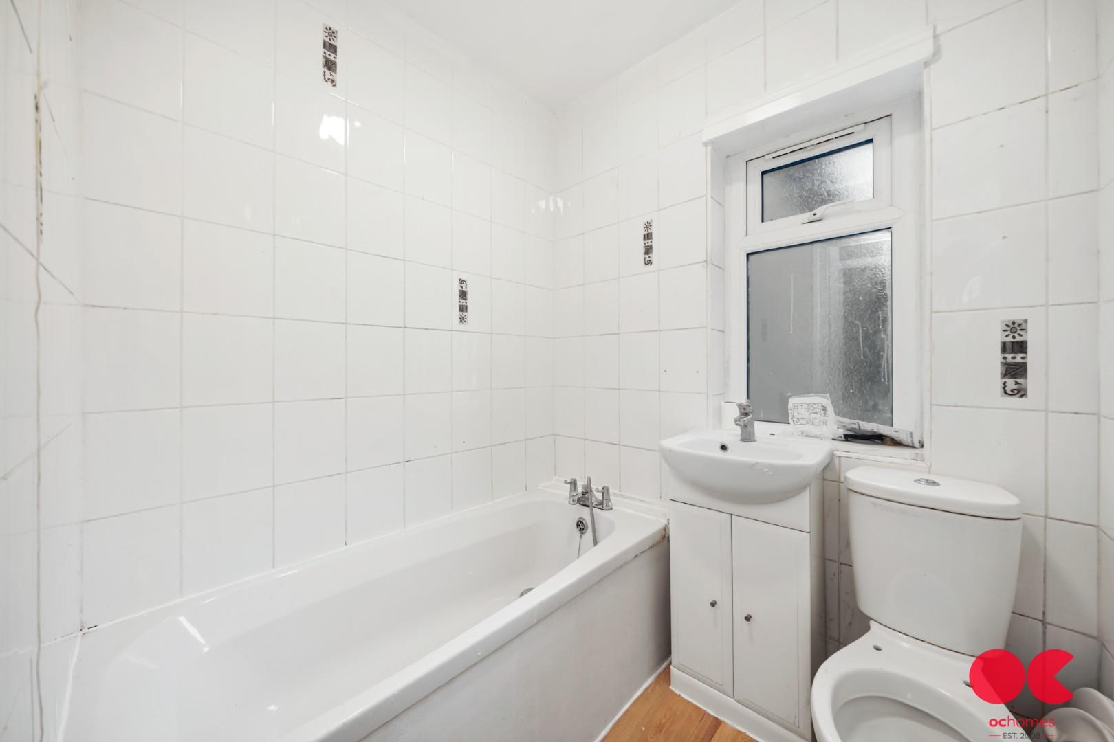 4 bed end of terrace house for sale in Linley Crescent, Romford  - Property Image 6