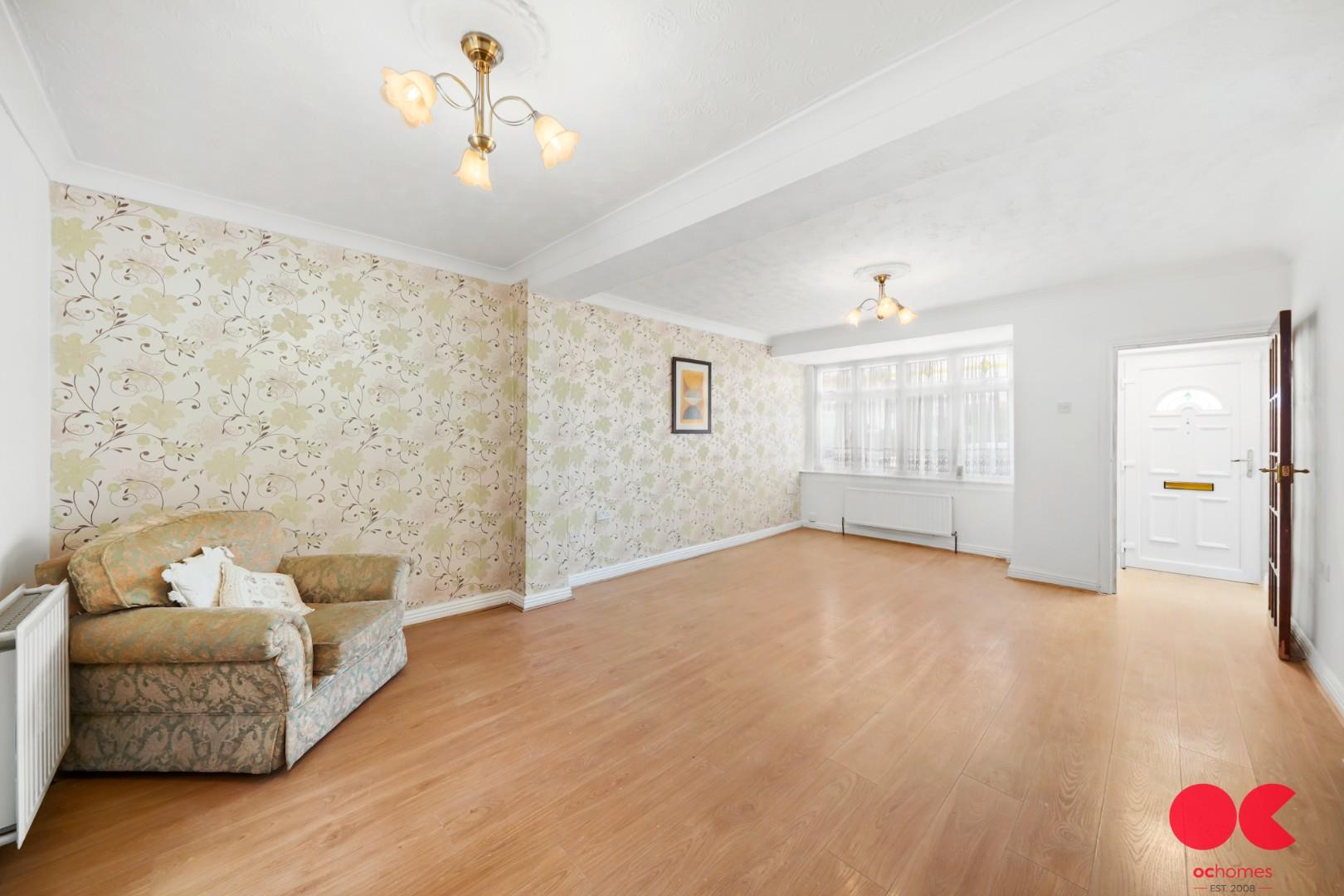 4 bed end of terrace house for sale in Linley Crescent, Romford  - Property Image 3