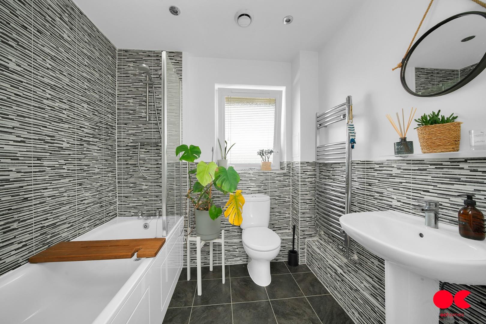 2 bed flat for sale in Maxwell Road, Romford  - Property Image 5