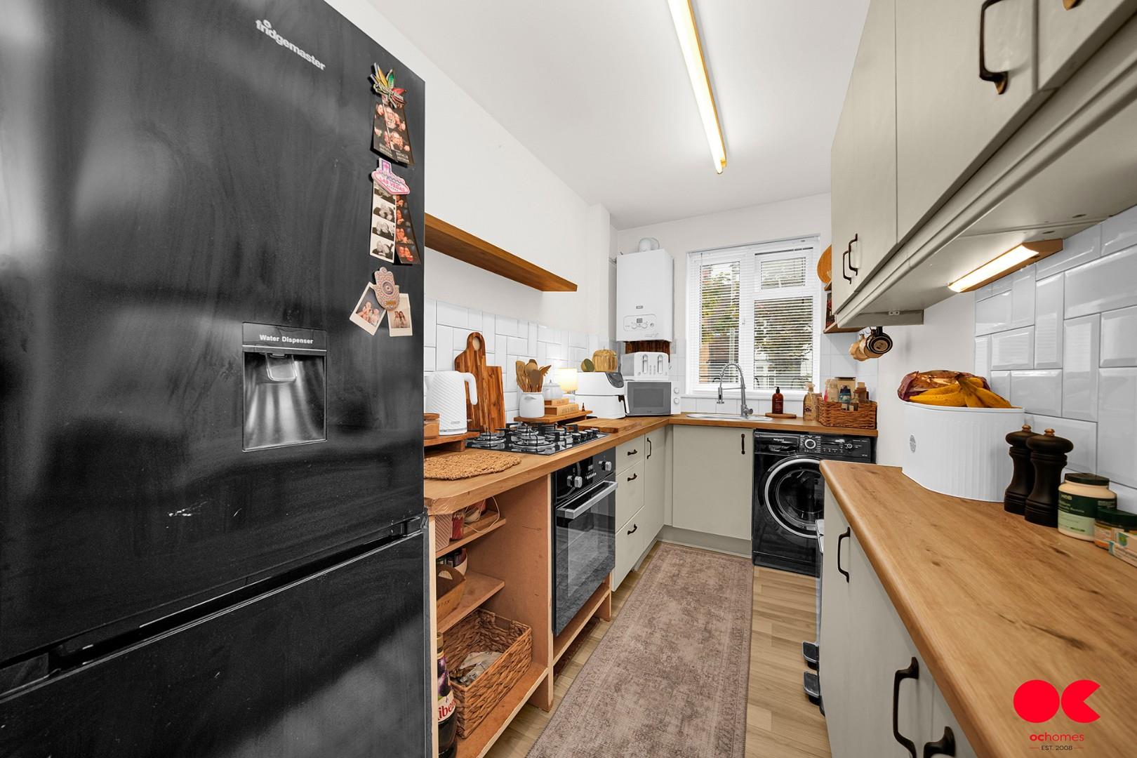 2 bed flat for sale in Main Road, Gidea Park  - Property Image 14