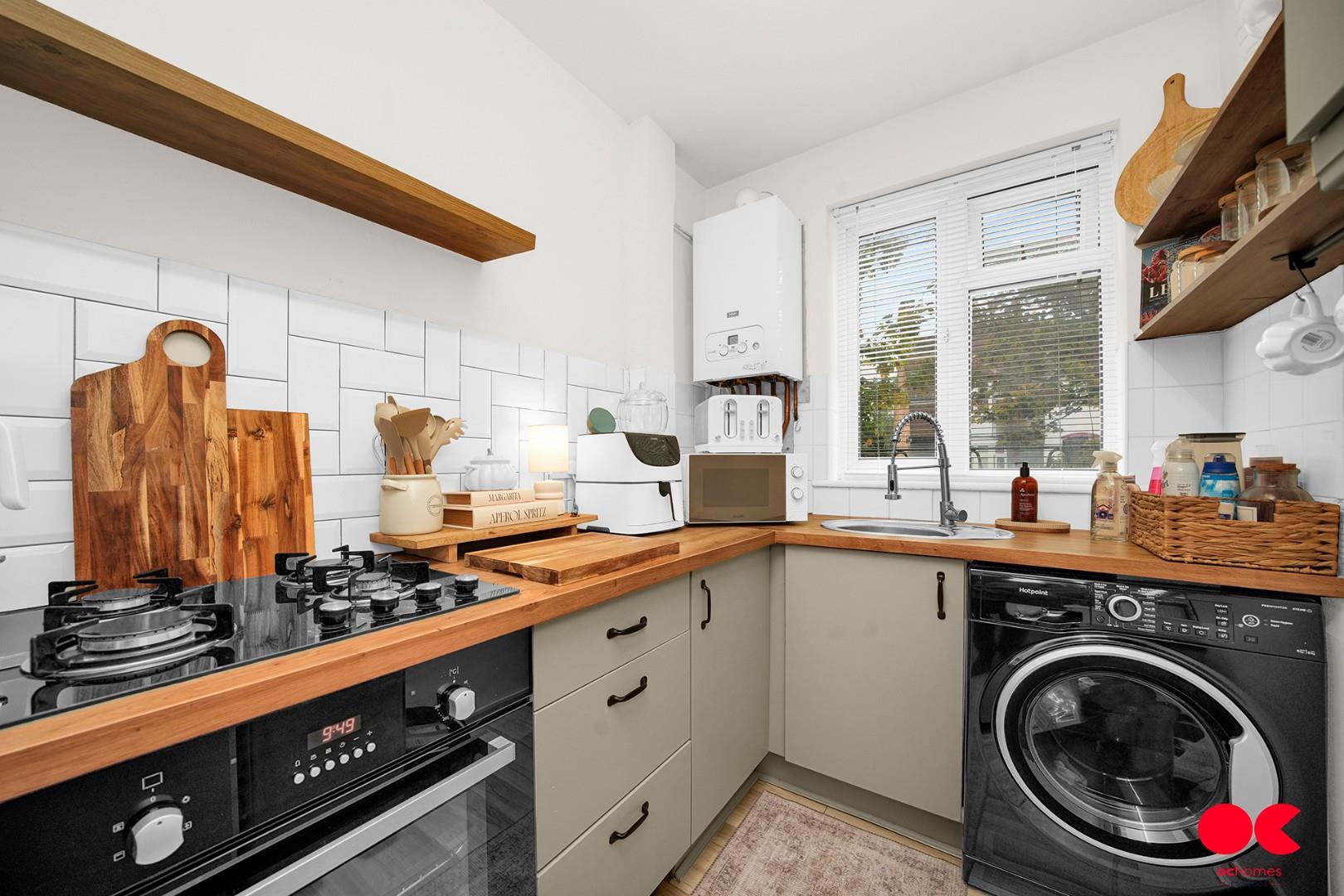 2 bed flat for sale in Main Road, Gidea Park  - Property Image 15