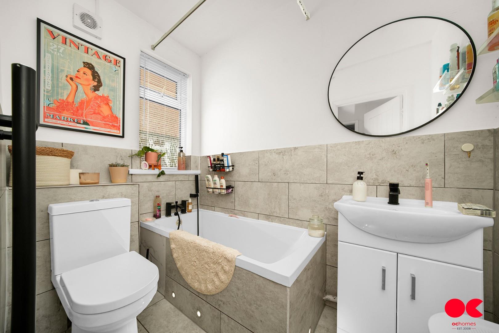 2 bed flat for sale in Main Road, Gidea Park  - Property Image 3